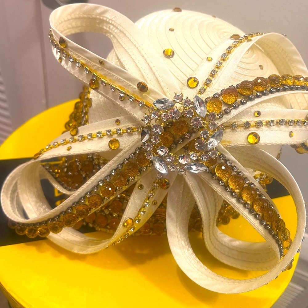 ❤️#4 Donna Vinci Off White w Rhinestone Church Lady Hat. Stunning & Elegant